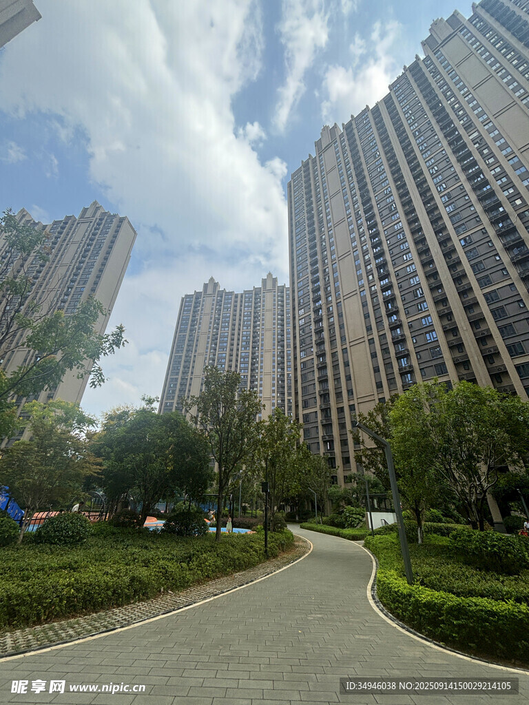 城市住宅区的优美道路景观