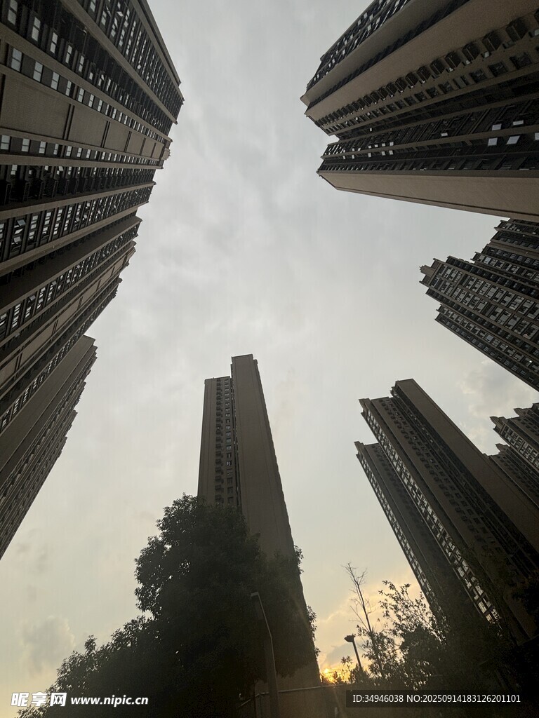 仰视城市高楼建筑群