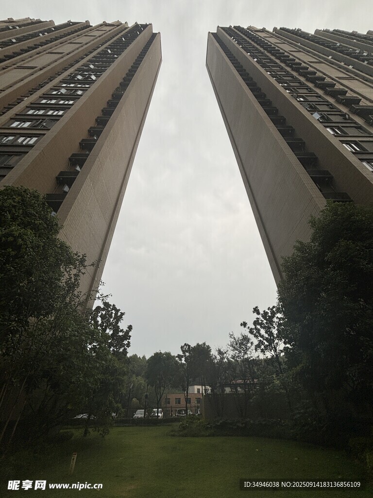 仰视高层住宅楼景观