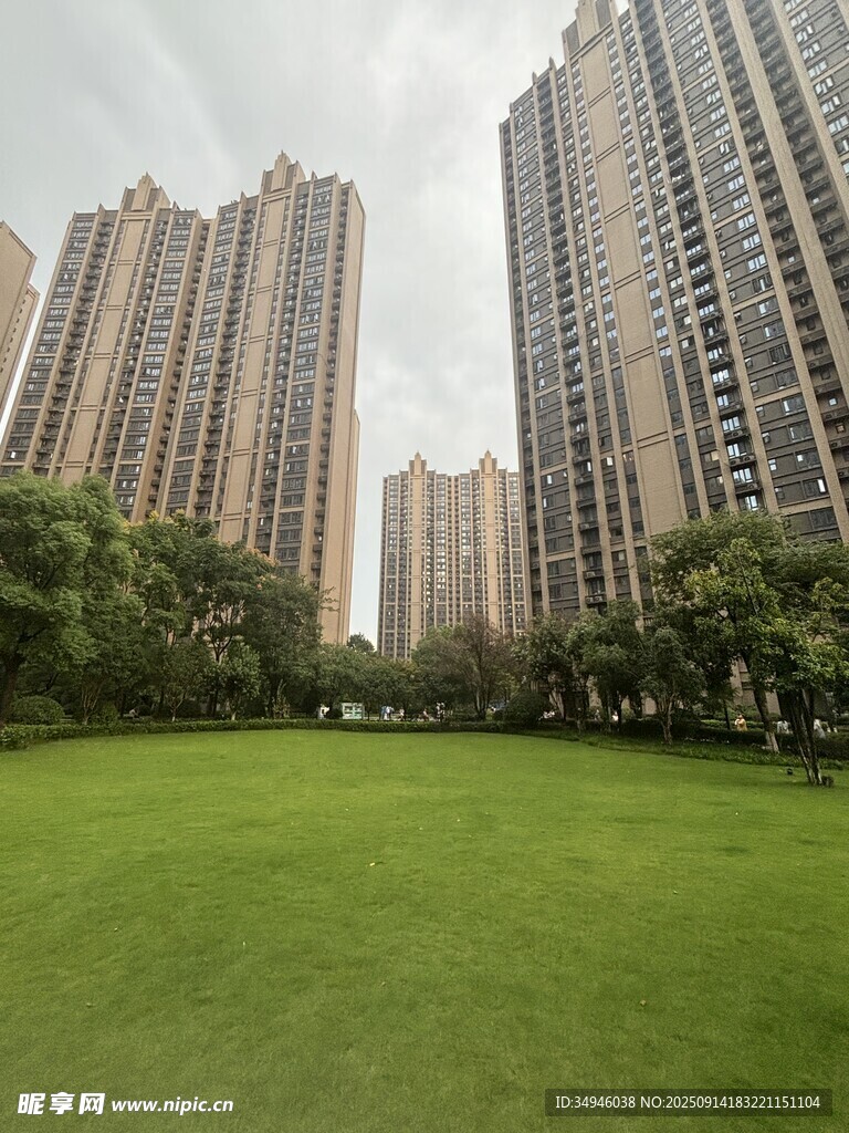 城市绿地旁的高层住宅楼