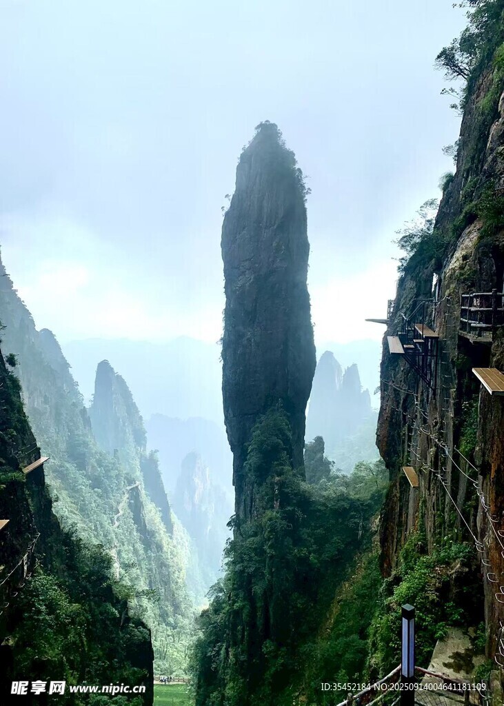 奇峰怪石