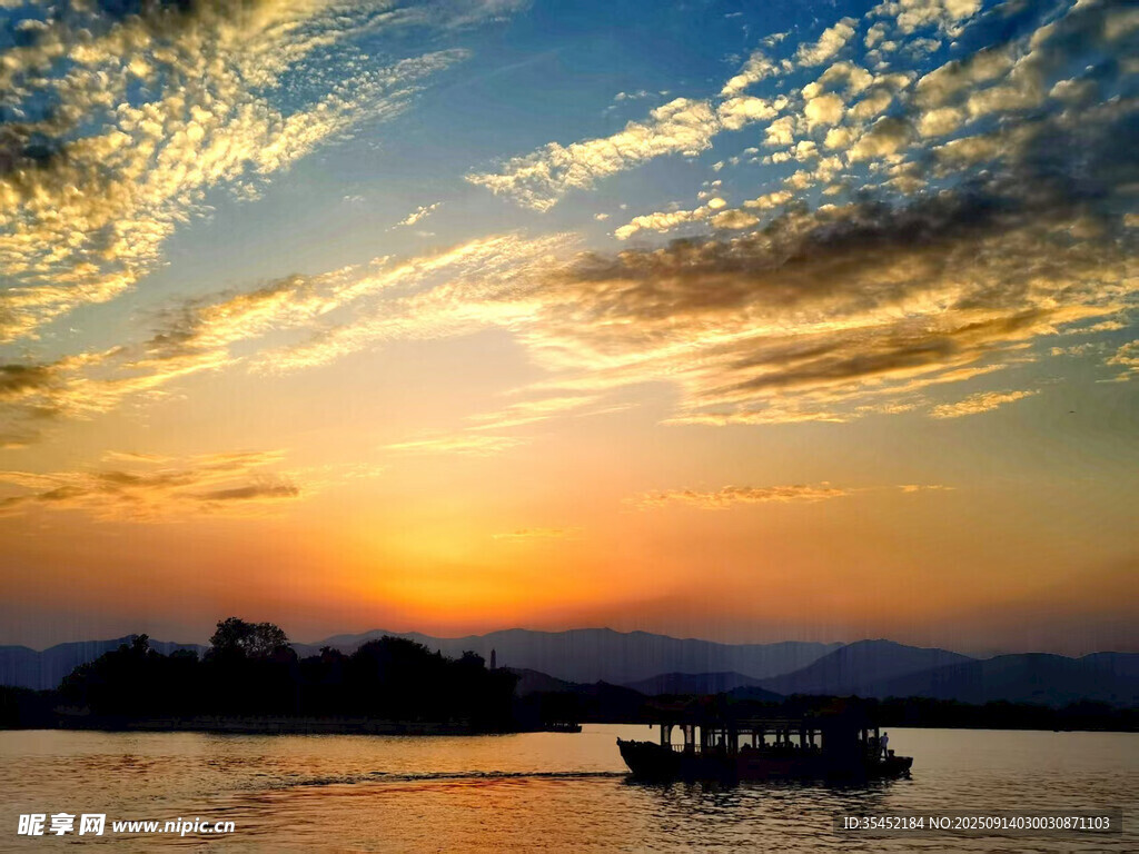 夕阳湖畔