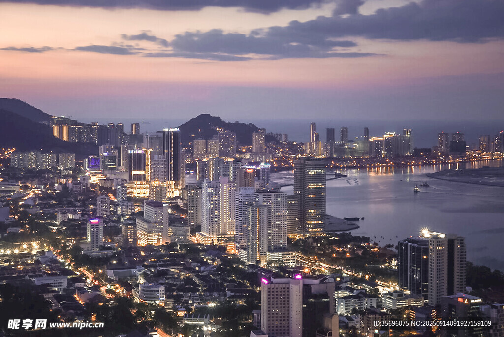 城市璀璨夜景俯瞰图