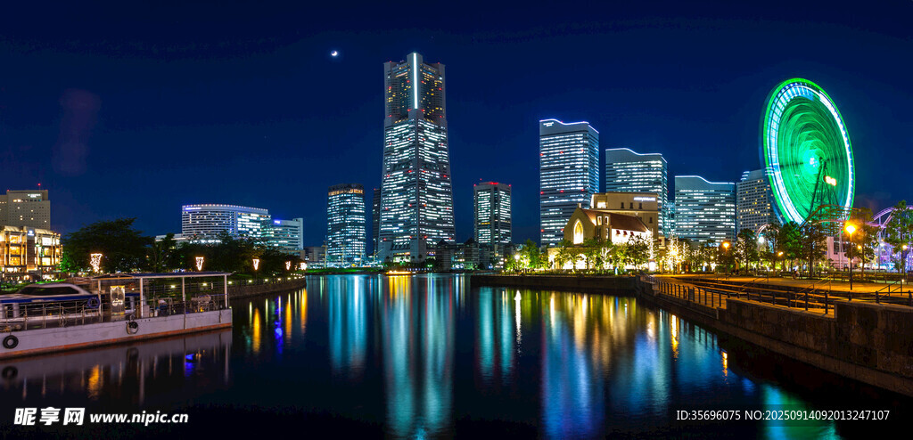 城市河畔夜景璀璨风光