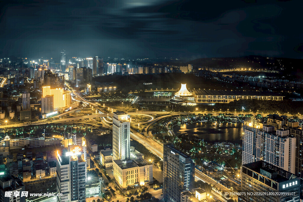 城市璀璨夜景俯瞰图