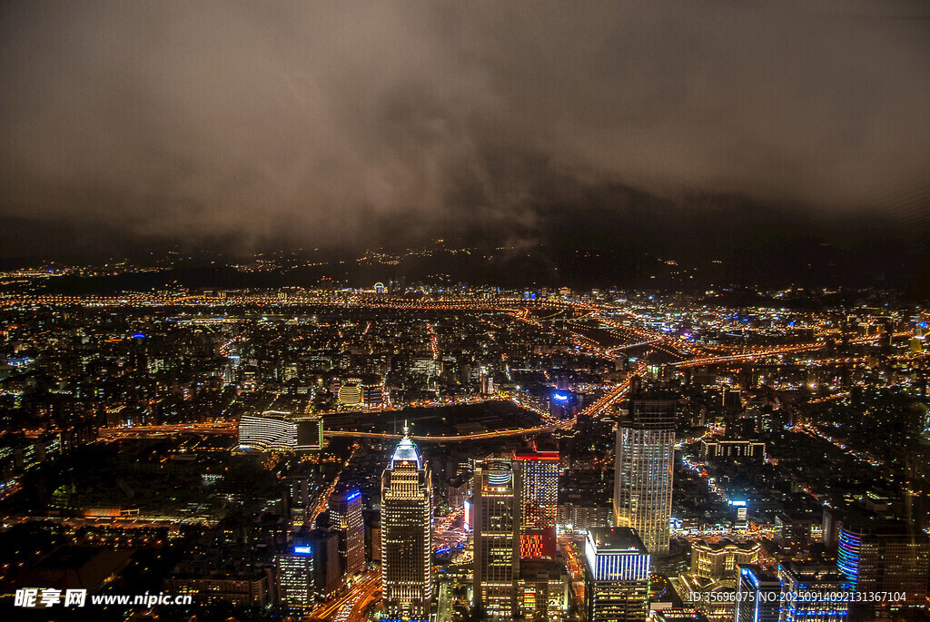 城市璀璨夜景俯瞰图
