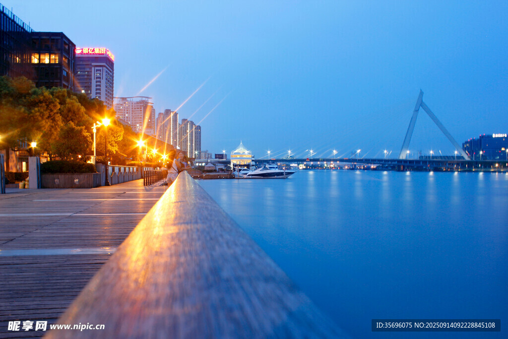 城市河畔夜景迷人风光
