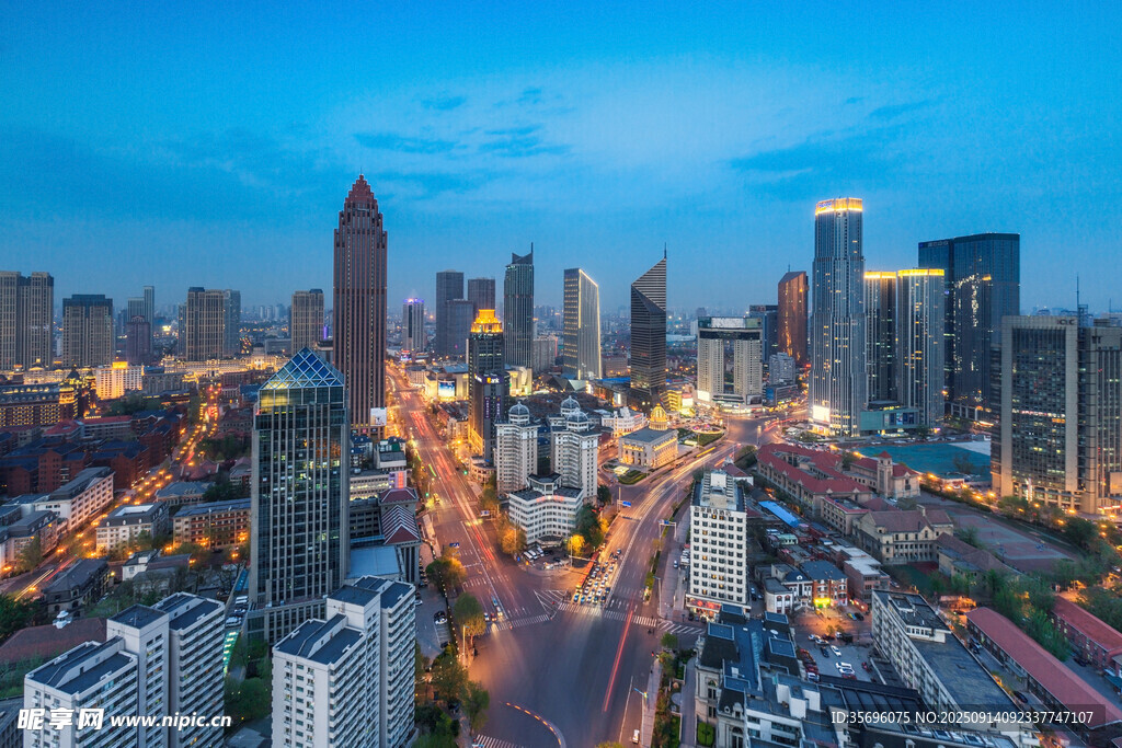城市璀璨夜景俯瞰图