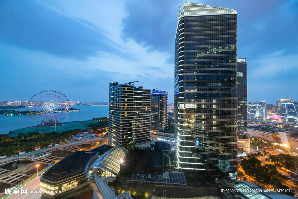 都市璀璨夜景摩天大楼
