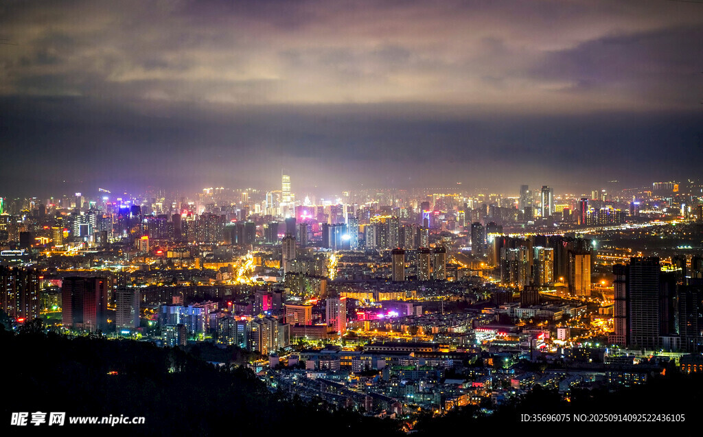城市璀璨夜景俯瞰图