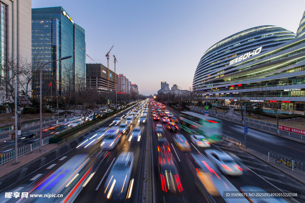 城市繁华街道车流景象