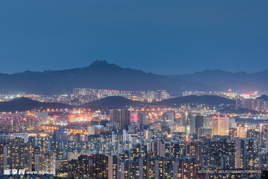 城市璀璨夜景与远山轮廓