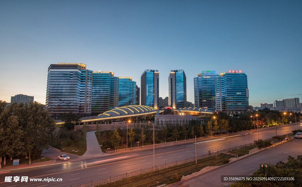 城市夜景中的现代建筑群