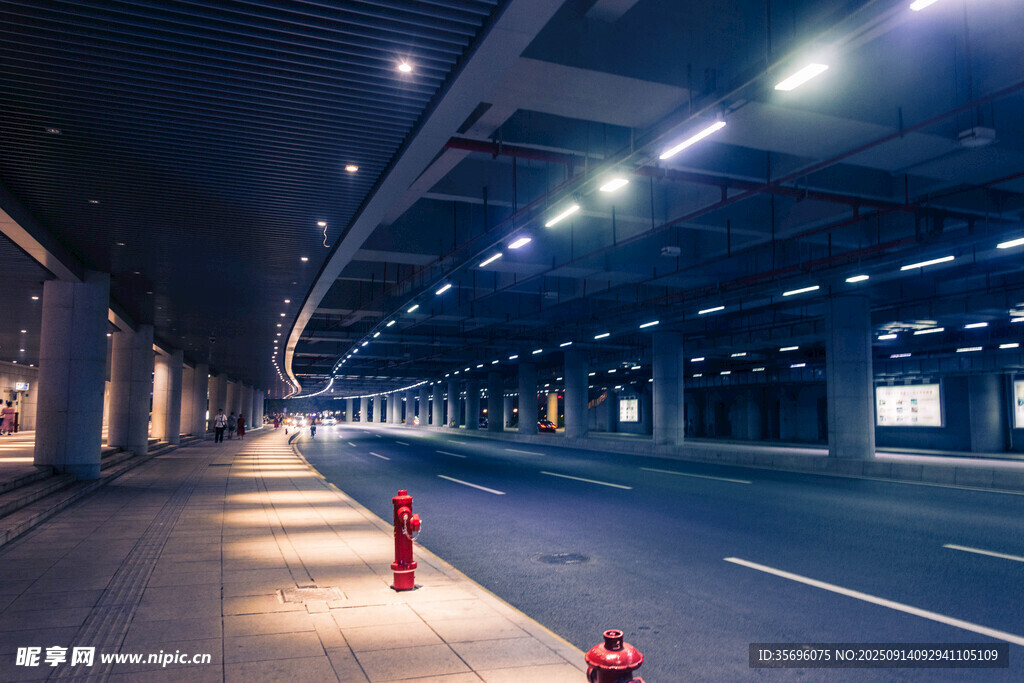 夜晚空旷的城市地下道路