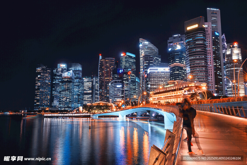 夜晚城市河畔浪漫漫步景