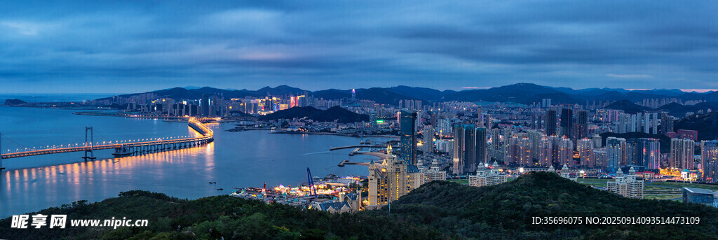 城市夜景与跨海大桥风光