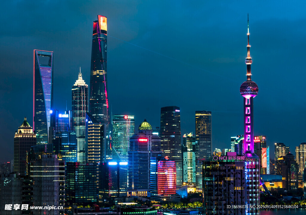 上海璀璨夜景摩天大楼群