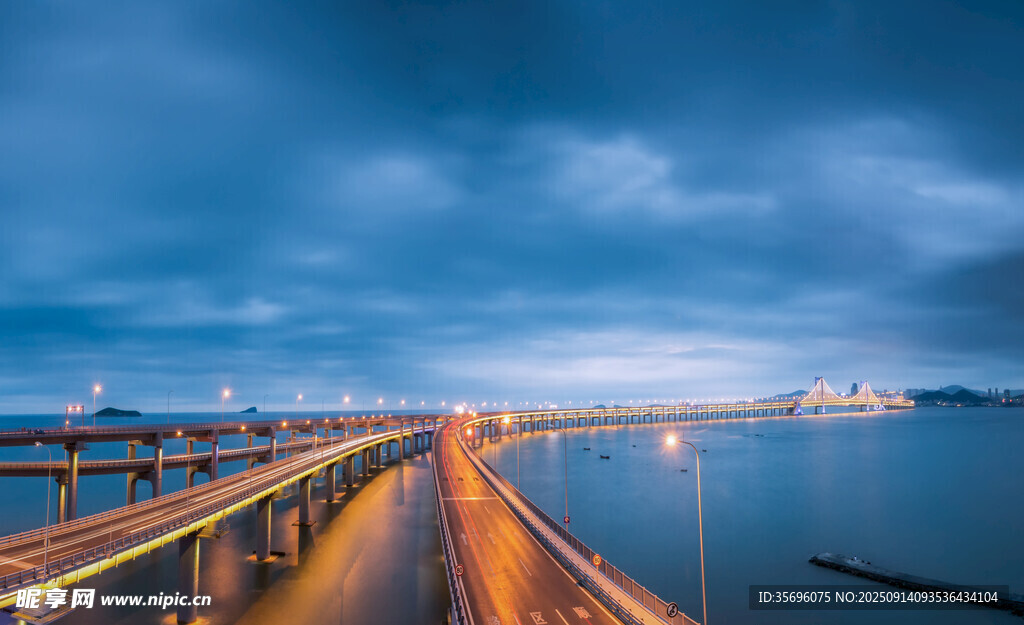 夜幕下的海边栈桥美景
