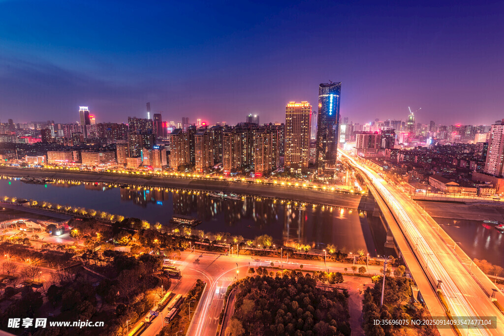 城市璀璨夜景俯瞰图