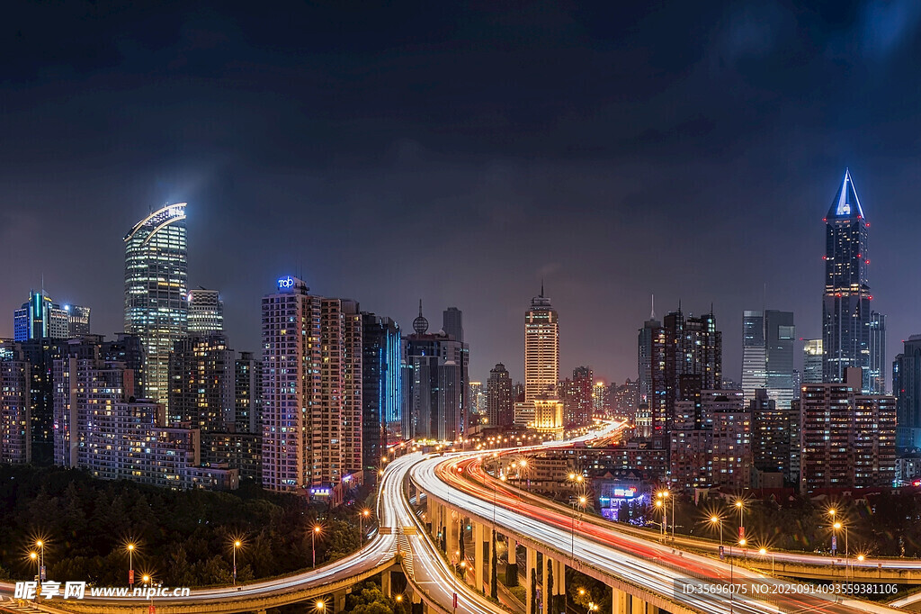 城市夜景中的璀璨车流