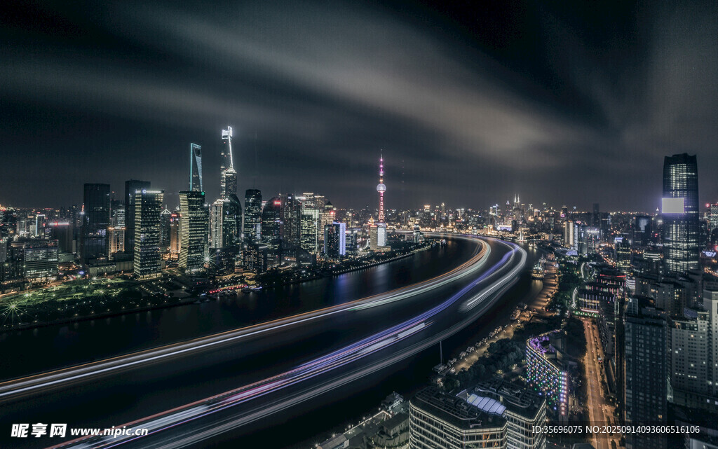城市夜景中的璀璨交通脉络
