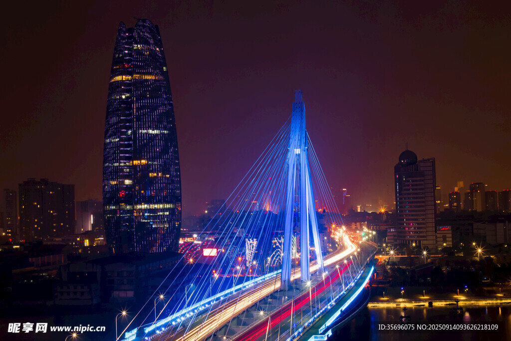城市夜景中的绚丽桥梁