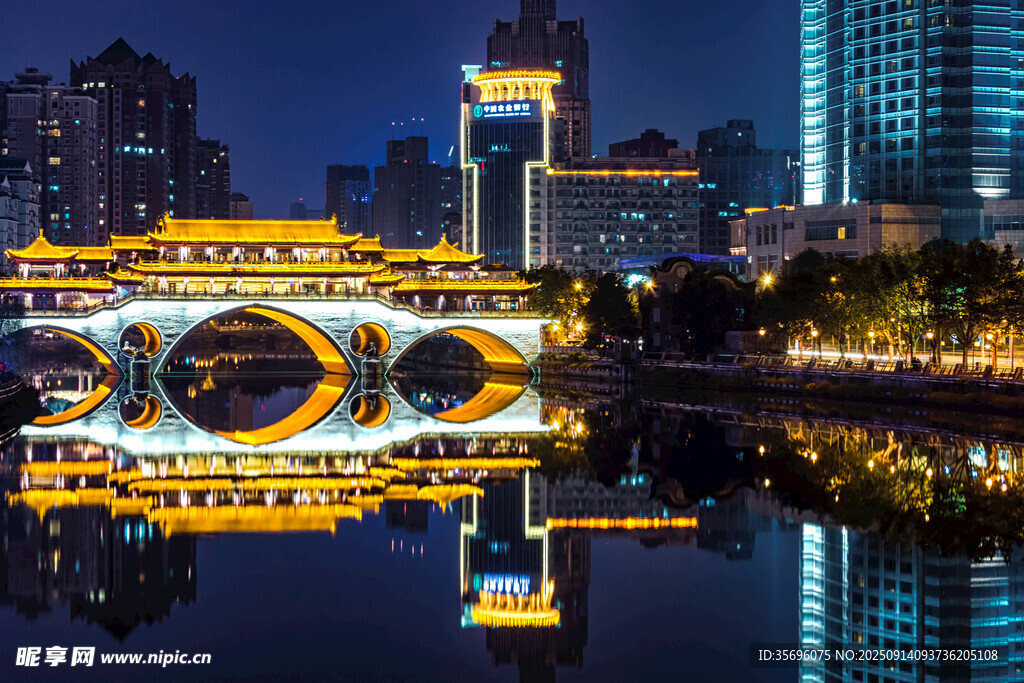 城市夜景中的绚丽桥梁倒影