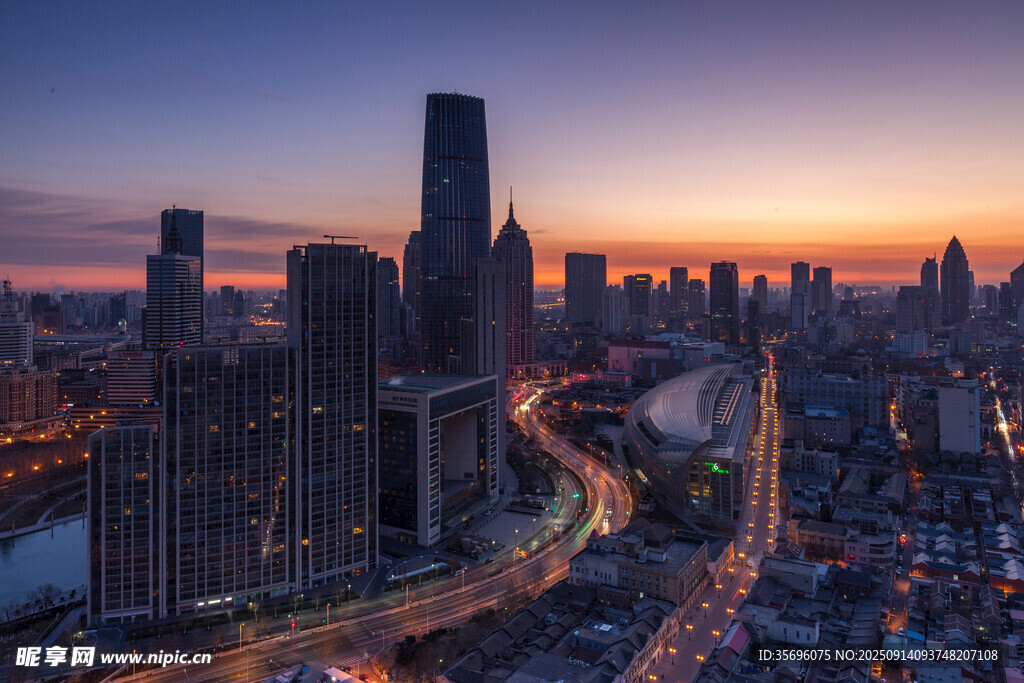 城市黄昏天际线与交通景观
