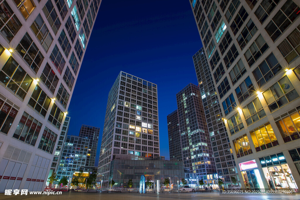 都市夜景中的高楼建筑群
