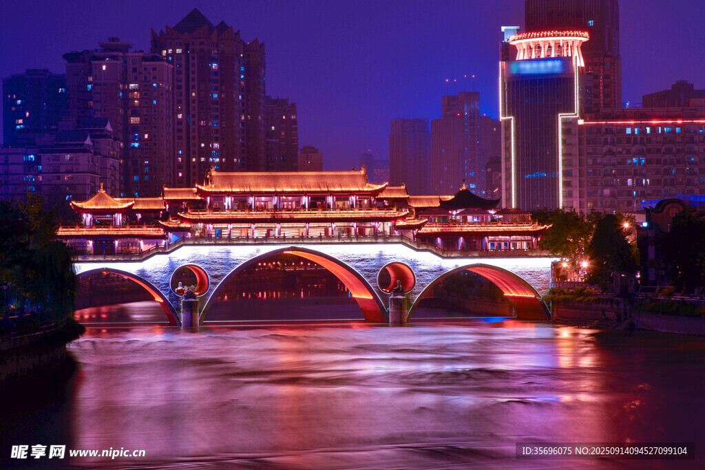 城市夜景中的绚丽古桥