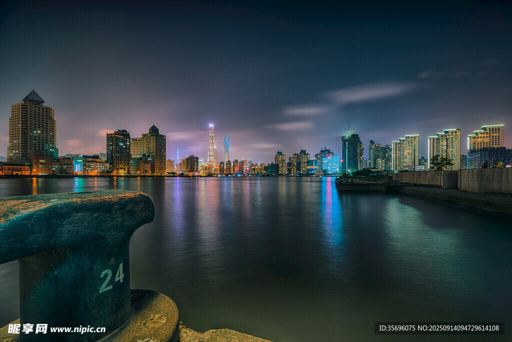 城市河畔璀璨夜景