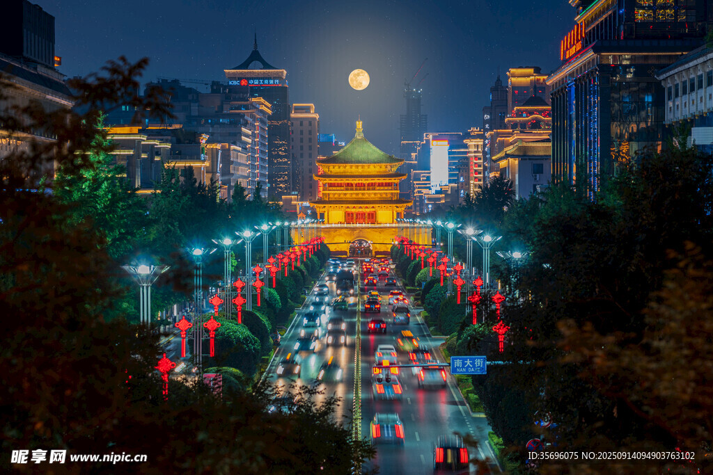 城市夜景中的璀璨古建筑