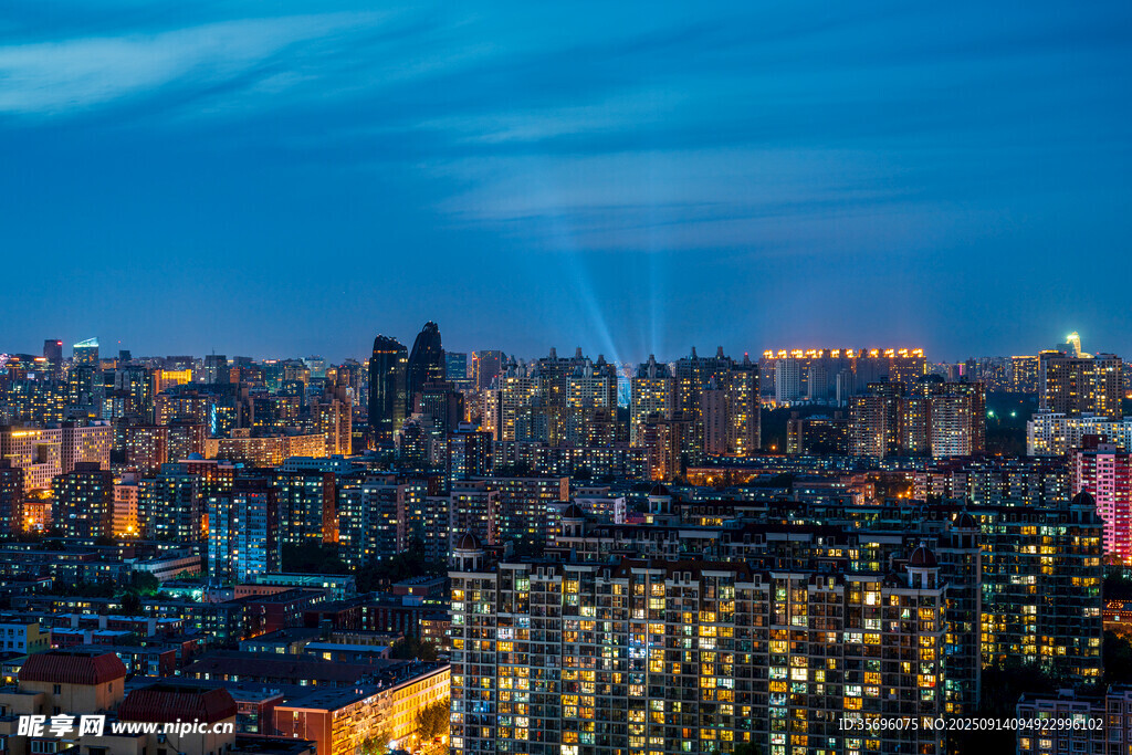 城市璀璨夜景俯瞰图