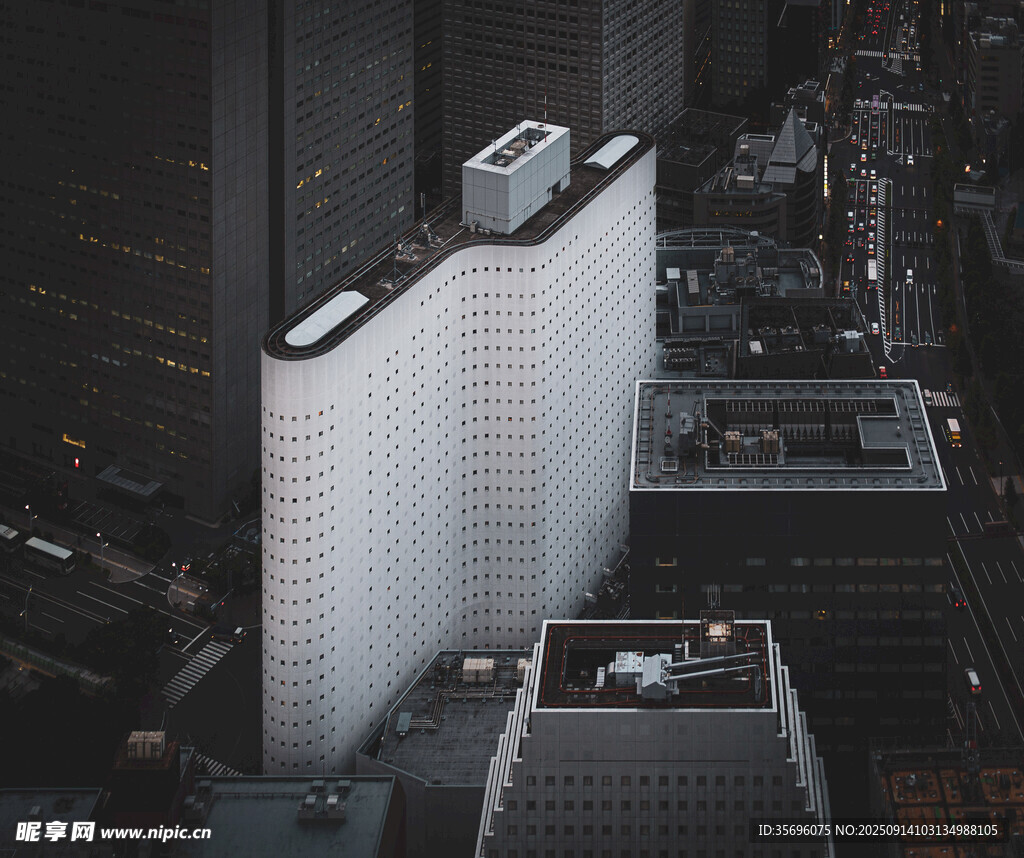 城市夜景中的现代高楼建筑