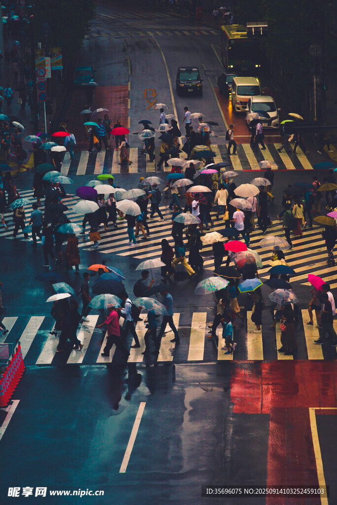 雨中城市街头行人景象