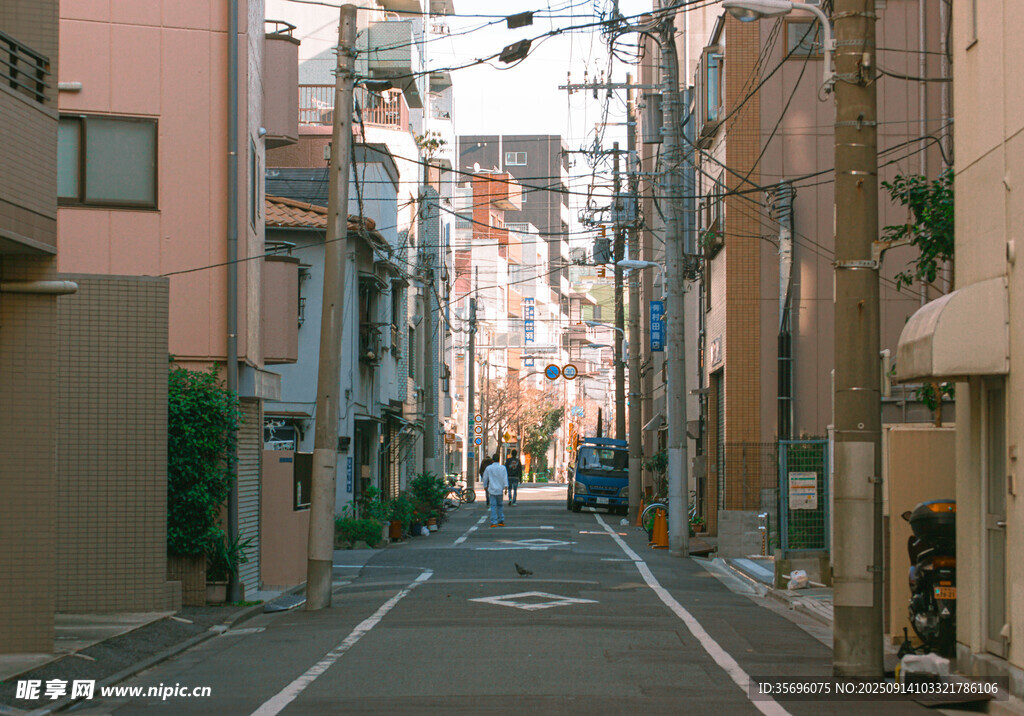 日式狭窄街道建筑景观