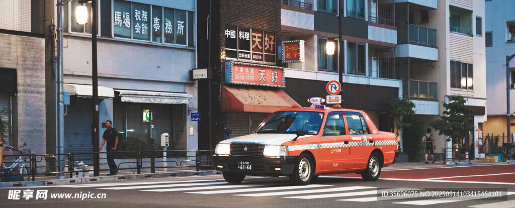 城市街道上的橙色出租车