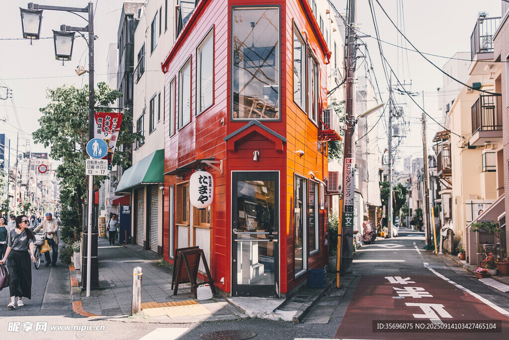 街角彩色建筑的街道风景