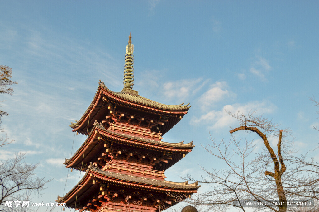 日式古塔蓝天景致