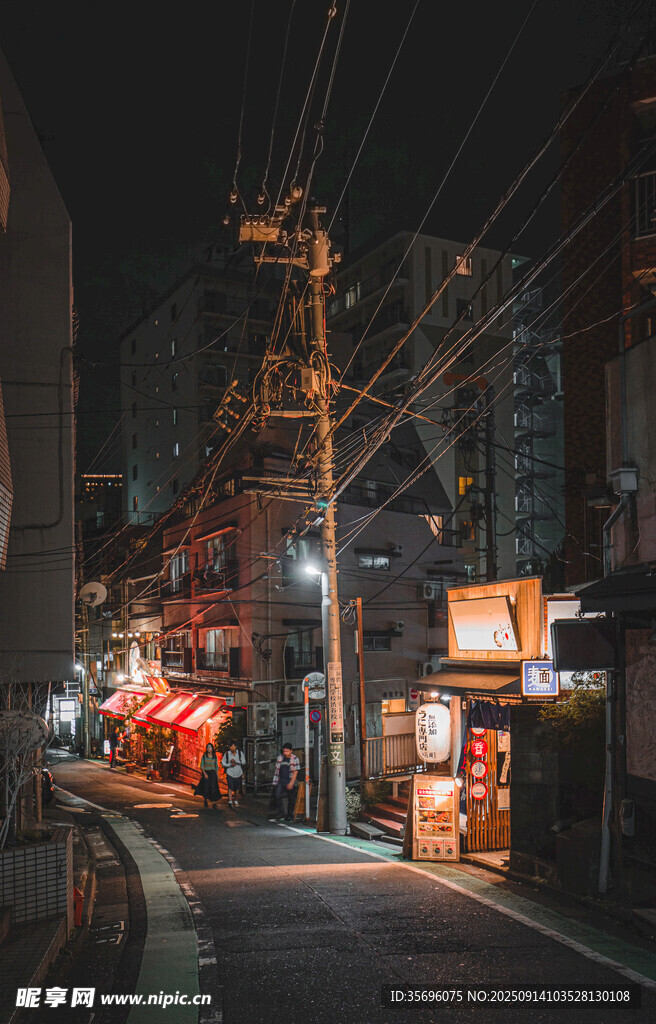 夜晚霓虹闪烁的城市小巷