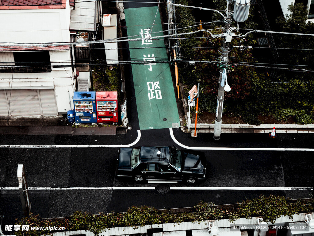 倾斜电线杆与街边景象