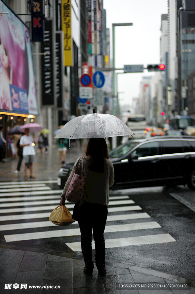 雨中行人撑伞过马路