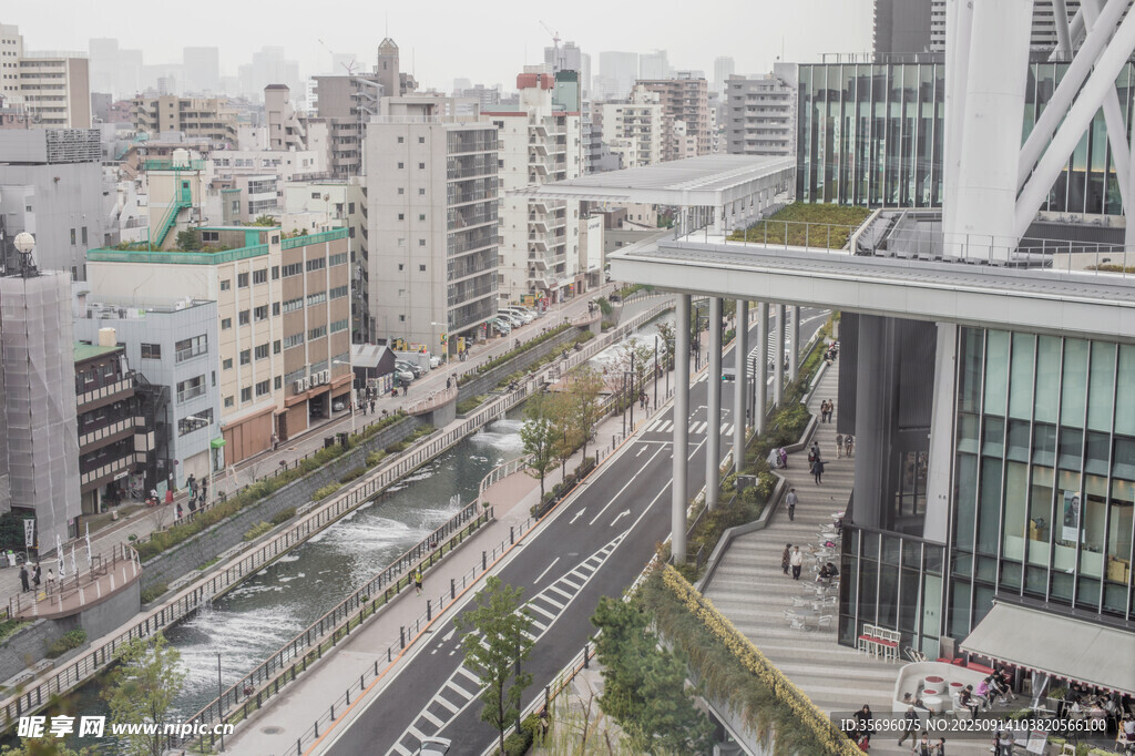 城市街景中的建筑与轨道