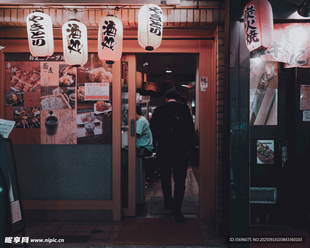 日式小店门口的温馨场景
