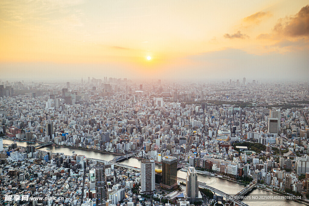 夕阳下的繁华都市景观