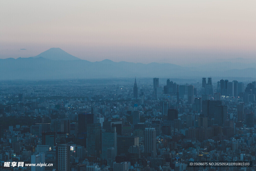 城市暮色中的远山景致