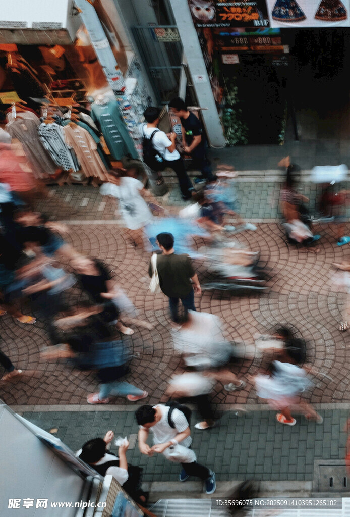 城市街头行人动态景象