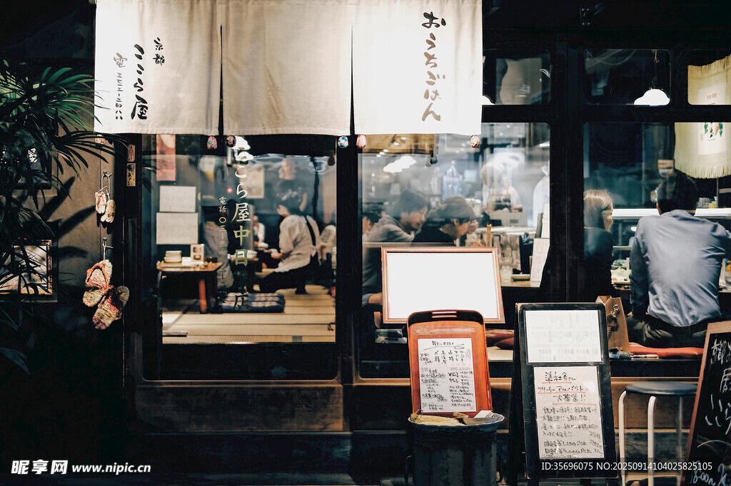 日式居酒屋店内温馨场景