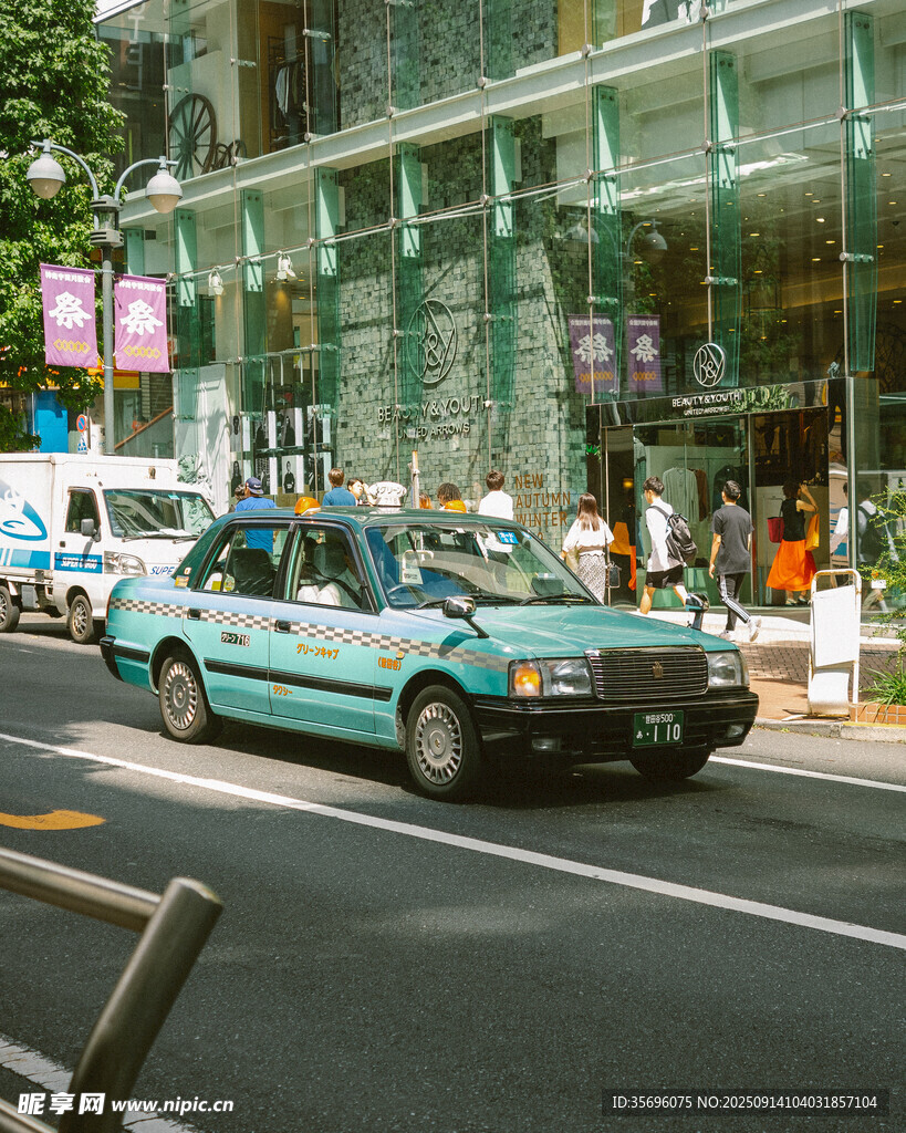 城市街道上的复古出租车