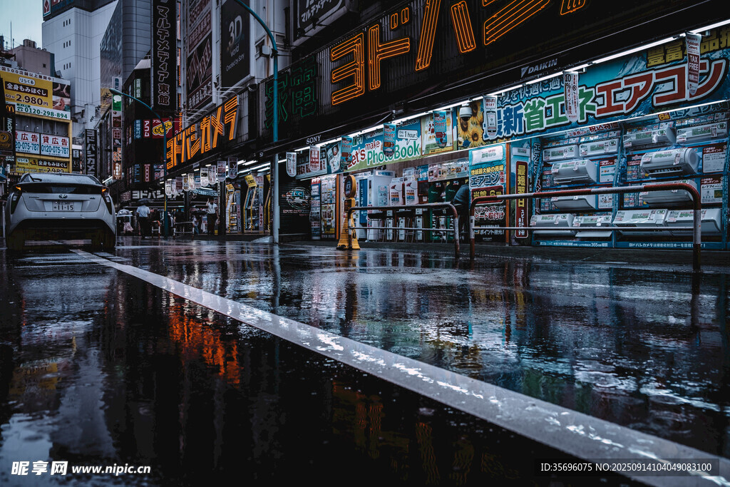 雨夜都市街道的霓虹倒影